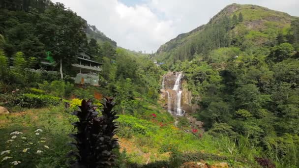 Vídeo FullHD - Gran cascada de montaña. Sri Lanka, Nuwara Eliya, Ramboda — Vídeo de stock