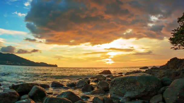 Vidéo 1920x1080 - Beau coucher de soleil sur la côte de l'océan tropical avec des rochers 
