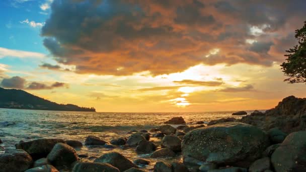 Video 1920x1080 - Hermoso atardecer sobre la costa tropical del océano con rocas — Vídeos de Stock