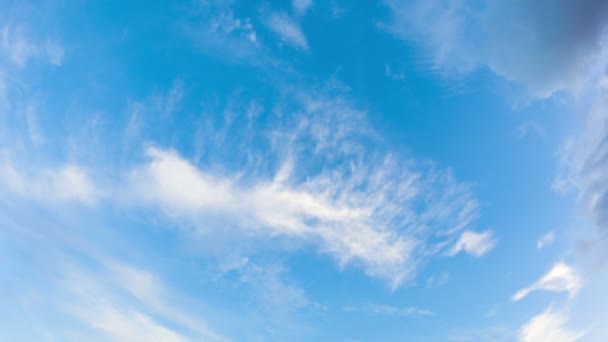 Vidéo 1080p - Timelapse des nuages haut dans le ciel pendant la journée — Video