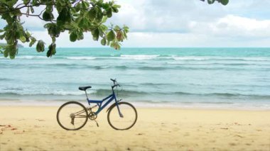 video 1920 x 1080 - sahilde insanlar olmadan modern dağ bisikleti. Tayland phuket