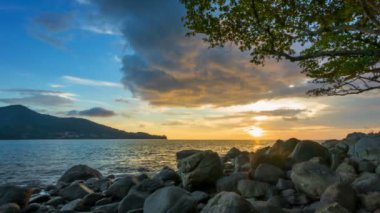 taş ve ağaç sunset adlı video 1920 x 1080 - tropikal deniz kıyısı. Tayland, kamala beach
