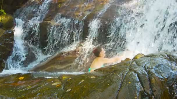 视频 1920 x 1080-滑稽的女人在森林瀑布游泳。泰国普吉岛 — 图库视频影像