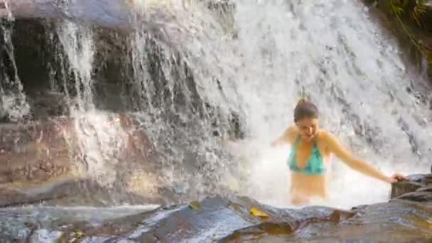 Видео 1920x1080 - женщина купается в лесном водопаде. Таиланд, Пхукет — стоковое видео