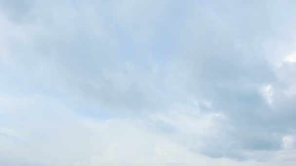 1920 x 1080 video - wolken langzaam bewegen in de overdag hemel — Stockvideo