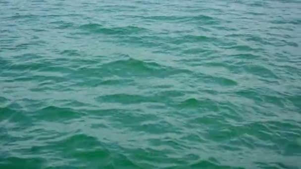 Vidéo 1920x1080 - La surface de l'océan calme avec de petites vagues 