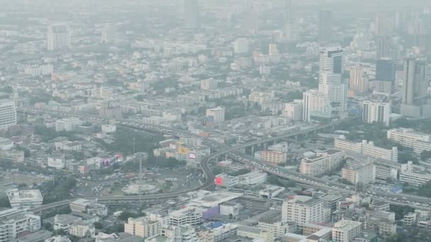 バンコク, タイ - 4 月 9： 近代的な都市高速道路と 4 月 10、バンコク、タイで 2013年超高層ビル ビュー. — ストック動画