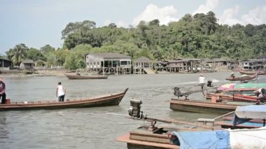 Ranong, Tayland - 11 Kasım: uzun ahşap tekne ve balıkçı teknesi ranong, Tayland 11 Kasım 2013 nehir tekne trafiği içinde gidin. ahşap tekneler olan kıyı alanlarında ortak aktarım.