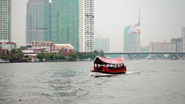 Bangkok - Nisan 10: turist Feribot Tekne çarpılar bir nehir insanlarla Nis 10, 2013 Bangkok, Tayland.
