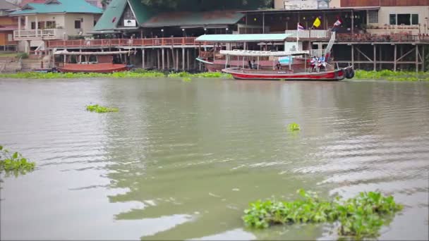 AYUTHAYA, TAILANDIA - 10 DE ABR: Barco de ferry cruza un río con personas y motos el 10 de abril de 2013 en Ayutthaya, Tailandia . — Vídeos de Stock