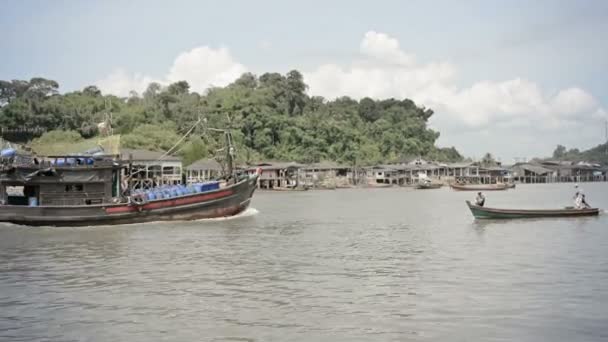 RANONG, TAILANDIA - 11 NOV: Las personas en embarcaciones tradicionales de madera navegan en el tráfico de barcos fluviales el 11 de noviembre de 2013 en Ranong, Tailandia. Barcos de madera es el transporte común en las zonas costeras . — Vídeos de Stock