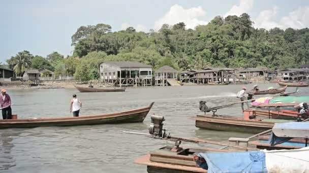 RANONG, THAILANDIA - NOV 11: Lunga barca in legno e barca da pesca navigano nel traffico fluviale l '11 novembre 2013 a Ranong, Thailandia. Barche di legno è il trasporto comune nelle zone costiere . — Video Stock