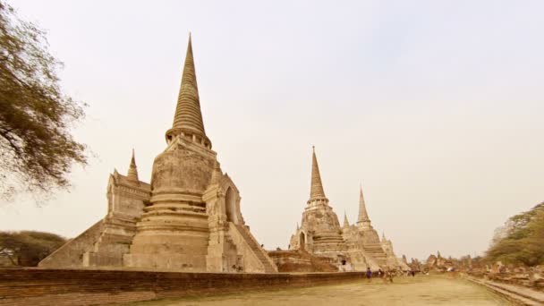AYUTHAYA, THAILAND - APR 10: Turistas caminham sobre ruínas do Templo Wat Phra Si Sanphet em 10 de abril de 2013 em Ayutthaya, Tailândia . — Vídeo de Stock