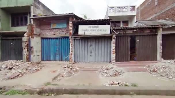 Kandy, sri lanka - 17. apr: teilweiser Abriss von Gebäuden und Häusern für die Straßenverbreiterung am 17. apr 2013 in kandy, sri lanka. — Stockvideo