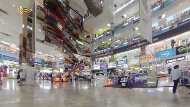 BANGKOK - APR 14: Passeggiata dei clienti all'interno del centro commerciale MBK il 14 aprile 2013 a Bangkok, Thailandia. Il centro contiene circa 2.000 negozi, ristoranti e punti di servizio . — Video Stock