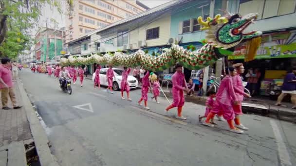 BANGKOK, TAILÂNDIA - APR 12: Procissão de rua com longa imagem de dragão durante o festival budista de ano novo Songkran em 12 de abril de 2013 em Bangkok, Tailândia . — Vídeo de Stock