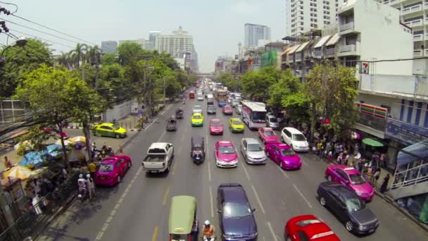 BANGKOK - 12 DE ABR: Coches y taxis conducen en un flujo de tráfico de megápolis el 12 de abril de 2013 en Bangkok, Tailandia. Hay más de 70 mil taxis con licencia en la ciudad . — Vídeo de stock