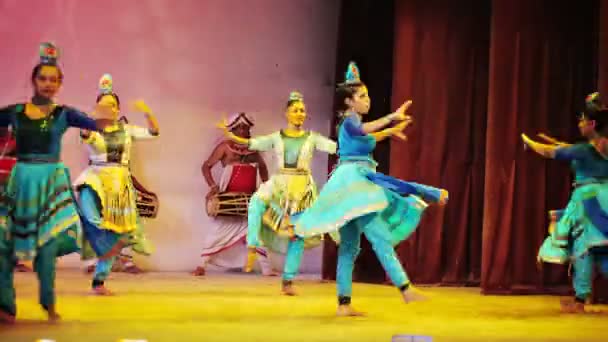 康提，斯里兰卡-apr 17： 女舞者表演传统的康提舞蹈 4 月 17，2013 年的康提，斯里兰卡。康提舞突出了斯里兰卡的文化. — 图库视频影像