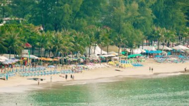 kamala Beach turizm sezonu video 1920 x 1080 - üstten görünüm. Tayland phuket.