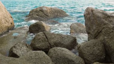 video 1920 x 1080 - oceanside. su sıçramalarına kayaların yanında