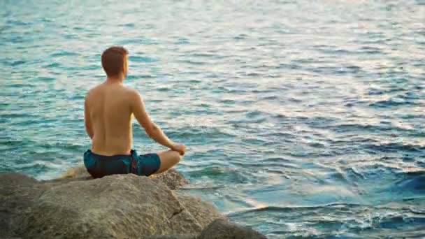 Video 1920x1080 - Man practicing yoga on the seashore — Stock Video