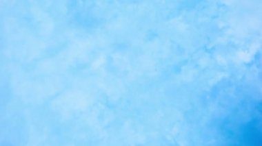 video 1080p - bulutlar gökyüzünde - göksel arka plan yüksek uçuyor