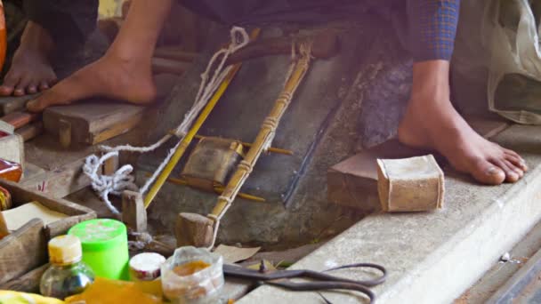 Video 1080p - Fabricação de chapas finas de ouro - maneira antiquada — Vídeo de Stock