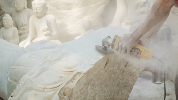 Video 1080p - Processing marble Buddha statue in the workshop — Stock Video