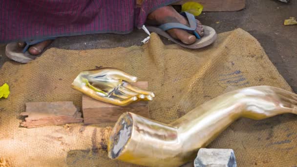 Video 1080p - polishing the parts for bronze statue. Myanmar, Mandalay, metal workshop — Stock Video