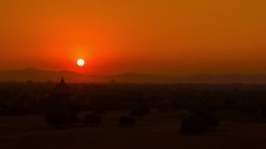 video 1920 x 1080 - bagan üzerinde kırmızı günbatımı. Burma