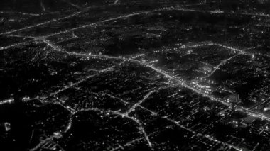 video 1920 x 1080 - şehrin gece ışıkları. uçak penceresinden görüntülemek