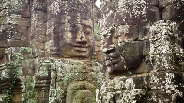 Vidéo 1920x1080 - D'énormes faces de pierre sur les tours de l'ancien temple. Bayon, Angkor, Cambodge — Video