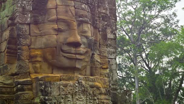 Видео 1920x1080 - Каменная башня старого храма с лицом. XII - XIII век. Камбоджа, Ангкор, Байон — стоковое видео