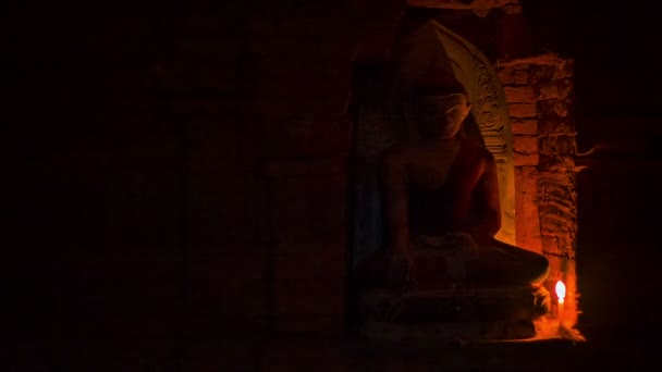 Video 1920x1080 Estatua a la luz de las velas de Buda en el antiguo templo — Vídeos de Stock