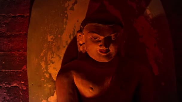 Video 1920x1080 - Buddha statue in the ancient temple. Gloomy room and the light from the candles — Stock Video