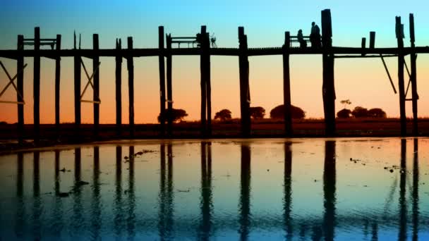 Video 1920x1080 - Persone sul vecchio ponte in teak. Birmania, Mandalay, tramonto — Video Stock