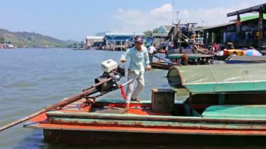 Ranong, Tayland - 11 Şubat 2014: tanımlanamayan yerel çocuk yönetmek motorlu ahşap uzun tekne