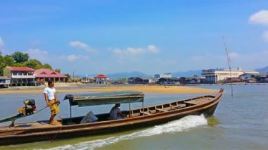 Ranong, Tayland - 11 Şubat 2014: nakliye ve taşıma ahşap uzun tekne gezinmek ranong defne