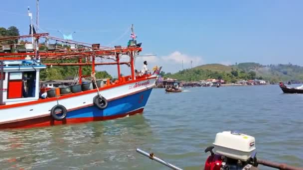 RANONG, TAILANDIA - 11 FEB 2014: Bright fishing wooden boat navigate in Ranong bay — Vídeos de Stock