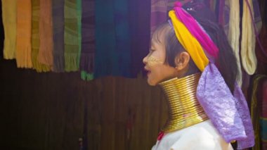chiand rai, Tayland - 04 Aralık 2013: kayan (kayan uzun boyunlu) lahwi kadın boyun ile tepe kabile köyünde halkaları.