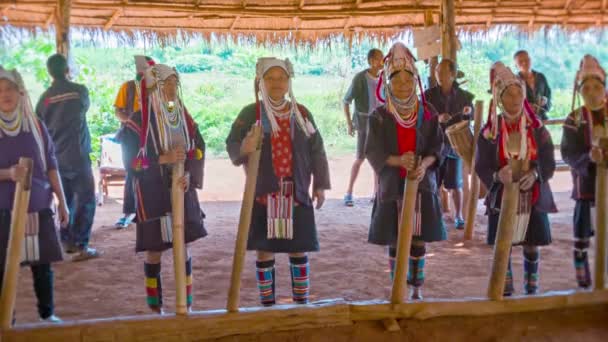 Chiand rai, thailand - 04 dec 2013: groep akha mensen spelen traditionele muziek in heuvel stam dorp. — Stockvideo