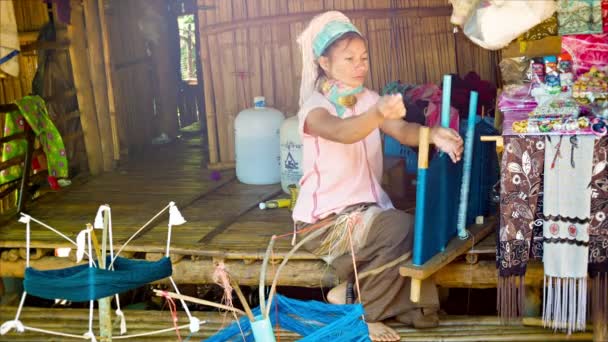 CHIAND RAI, THAILAND - 04 DEC 2013: Kayan Lahwi (Long-Necked Kayan) woman with neck rings spins yarn in hill tribe village. — Stock Video