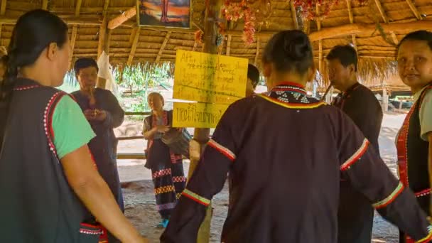 Chiand チェンライ, タイ - 2013 年 12 月 04 日： 部族の人々 伝統的な音楽を再生し、途中で募金箱と山岳民族の村でダンスを踊る. — ストック動画