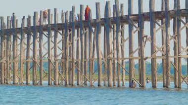 Mandalay, myanmar - 13 Ocak 2014: u bein köprüden taungthaman Gölü. 1.2 km Köprüsü 1850 civarında inşa edilmiş ve dünyanın en eski ve en uzun teakwood Köprüsü