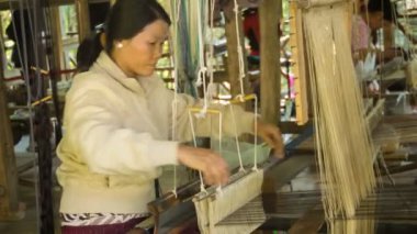 Luang prabang, laos - 08 Aralık 2013: geleneksel iplik dokuma tezgahı üzerinde iş kimliği belirsiz kadın