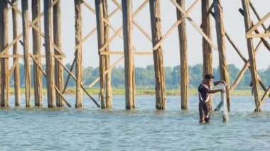Mandalay, myanmar - 13 Ocak 2014: balıkçı balıkçılık u bein Köprüsü taungthaman Gölü yakınlarında. Köprü 1850 civarında inşa edilmiş olup dünyanın en eski ve en uzun teakwood köprü