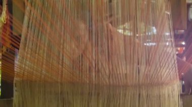 Luang prabang, laos - 08 Aralık 2013: geleneksel iplik dokuma tezgahı üzerinde iş kimliği belirsiz kadın. ipek kumaş imalatı