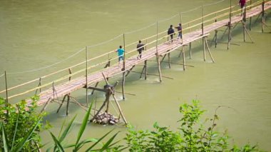 Luang prabang, laos - 08 Aralık 2013: kimliği belirsiz kişi geçiş uzun ahşap köprü Nehri üzerinde