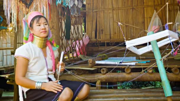 Chiand rai, Thaiföld - 04 dec 2013: egy kayan lahwi (hosszúnyakú kayan) nő fonallal nyak gyűrűk spin hill tribe Village. — Stock videók