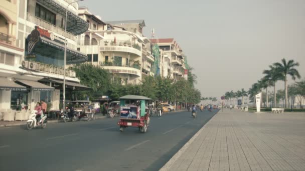 PHNOM PENH, CAMBODIA - 29 DEC 2013: Asian transport traffic on the central waterfront street with cars, motorbikes, tuk-tuks. — Stock Video